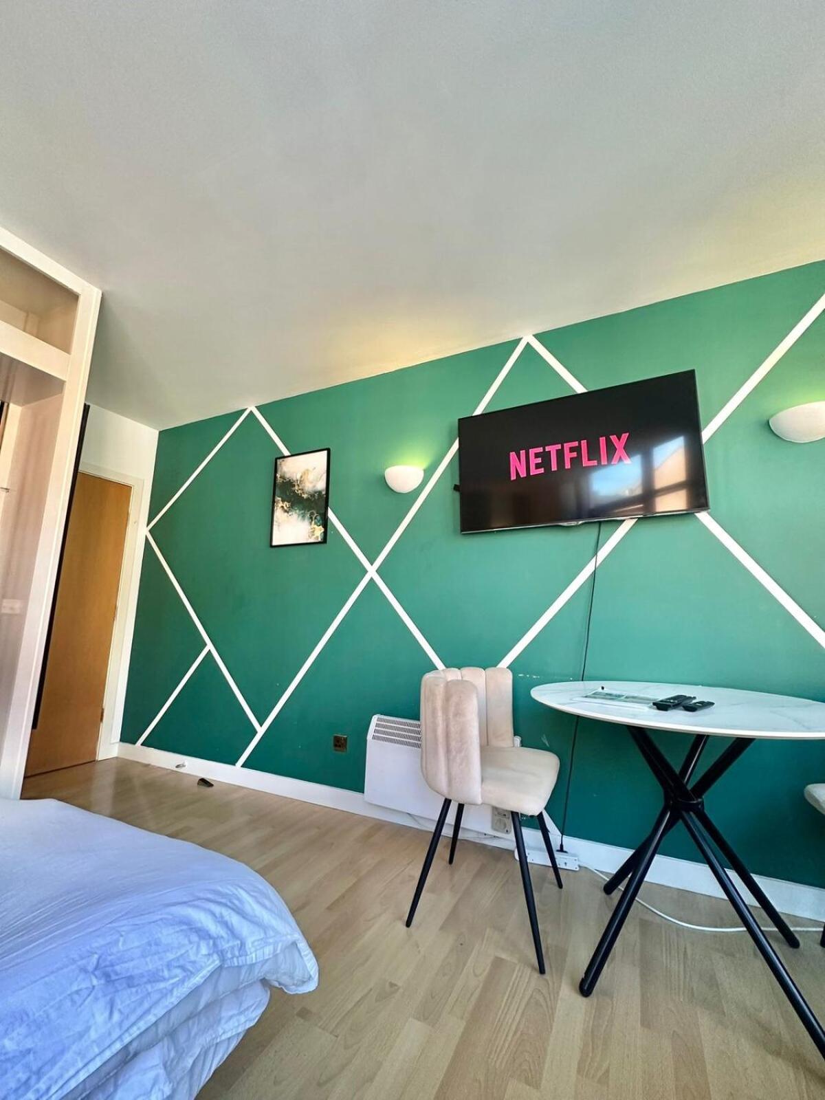 Studio Flat By Brookland Stays Serviced Accommodation Short Lets Leeds With Free Wifi Exterior photo
